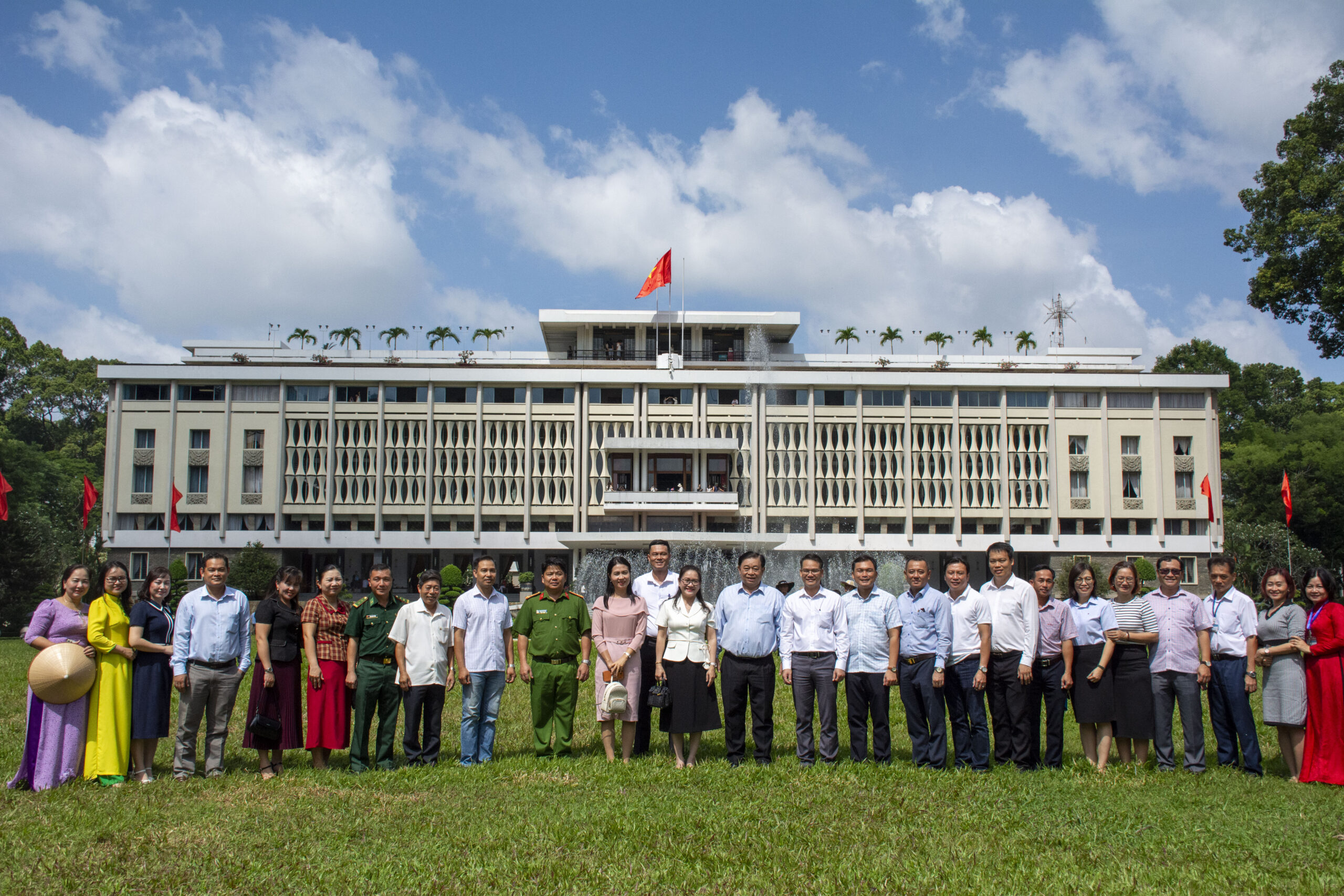 TĂNG CƯỜNG GIAO LƯU, TRAO ĐỔI KINH NGHIỆM GIỮA ĐẢNG BỘ HỘI TRƯỜNG THỐNG NHẤT VÀ ĐẢNG BỘ XÃ HÒA HỘI